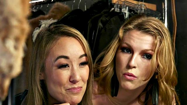 Сумасшедшие лесби-домины: садятся на лица и жарят друг друга страпоном