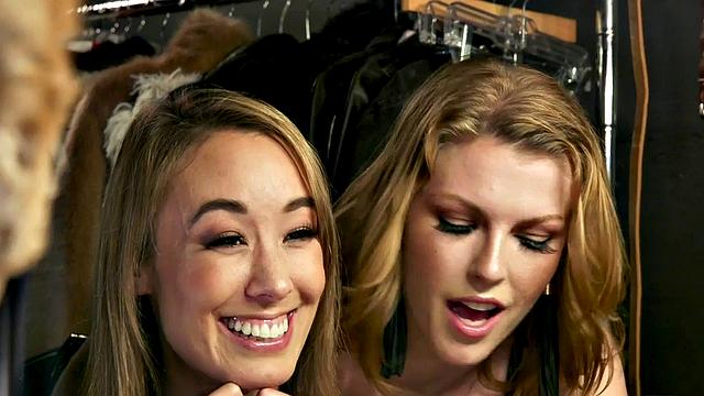 Kinky blonde dominatrixes face-sit & strap-on-fucking in wild threesome