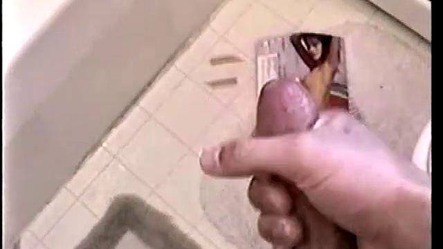 Зэк дрочит перед камерой, шутит и кайфует в полном pov