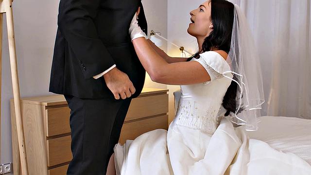 она забила на вечеринку и вылизывает ему жопу в белье и на каблуках