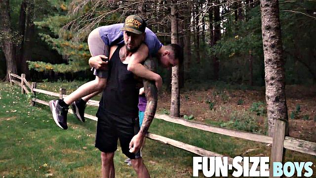 тренер трахается в уличном душе