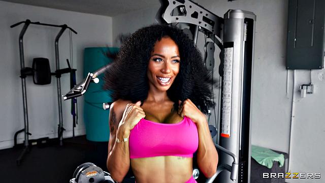 Сарай Минкс соблазняет мужика в гараже и катается на его члене до финиша