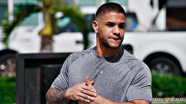 Сарай Минкс соблазняет мужика в гараже и катается на его члене до финиша