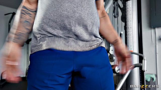 Сарай Минкс соблазняет мужика в гараже и катается на его члене до финиша