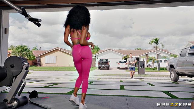 Сарай Минкс соблазняет мужика в гараже и катается на его члене до финиша