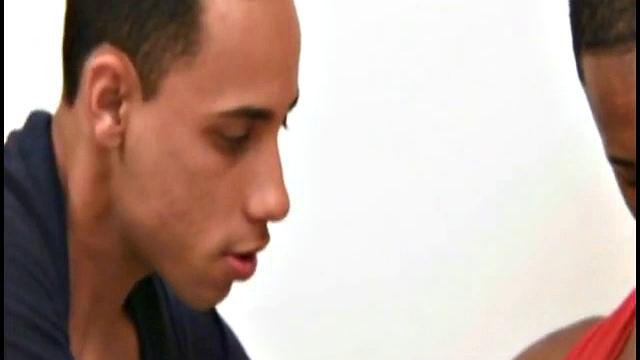 Анибал Рибейро медленно трахается с Паскоалом Коэльо своим большим членом