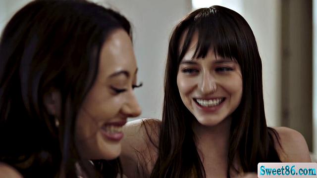 Hollywood look a like gets licked by lesbian babe