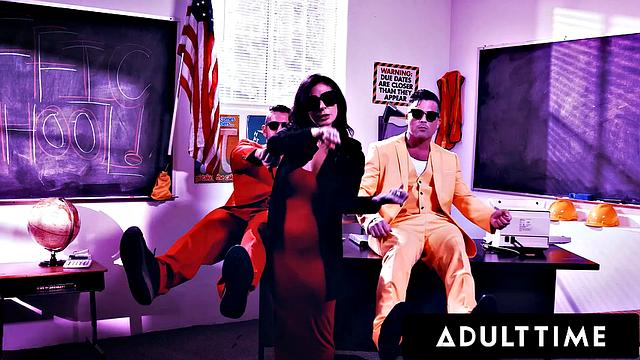 Смотри, как зрелая преподавательница Joanna Angel устраивает горячий секс втроем с бисексуальными студентами прямо на занятиях по вождению.