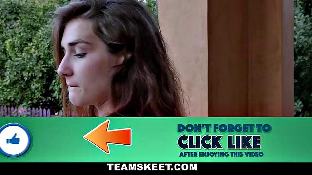 без денег, пошла лизать ноги взрослой госпоже за бабки