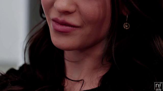 вылижи её мокрую киску и дай ей отсосать по полной