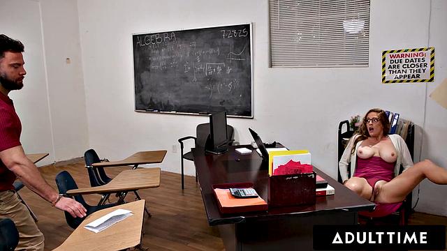 Анни Кинг мастурбирует на паре, а отчим студента ловит её с поличным - вот это урок с бонусом!