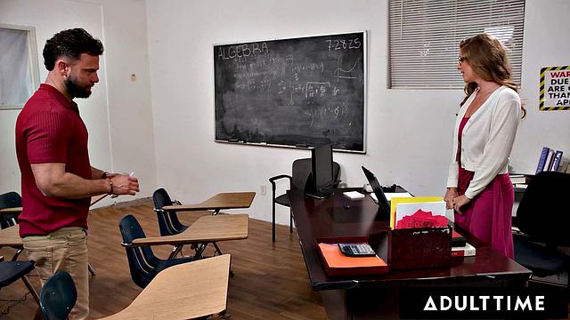 Анни Кинг мастурбирует на паре, а отчим студента ловит её с поличным - вот это урок с бонусом!