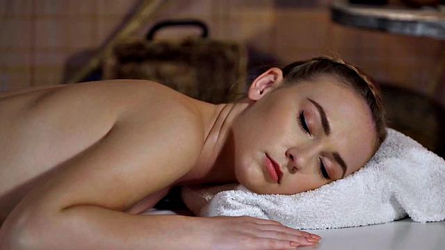 Pussylicking masseuse spoils client with scissoring