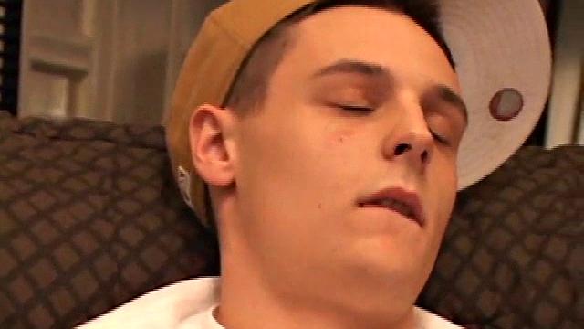 gunner raines дрочит на диване и кончает себе на пресс