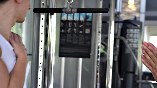 глянь как качок-натурал трахается в спортзале