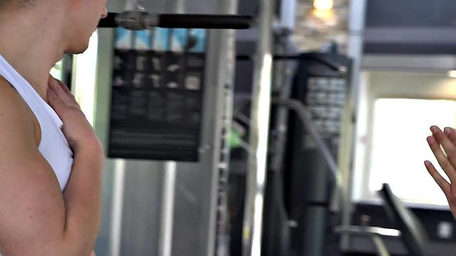 глянь как качок-натурал трахается в спортзале