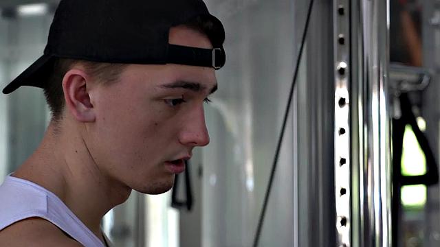 глянь как качок-натурал трахается в спортзале