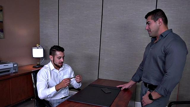 мускулистый коллега трахается без гондона после минета в офисе