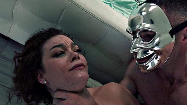 Кимбер Вудс жадно принимает сперму на свежем воздухе и просит продолжения