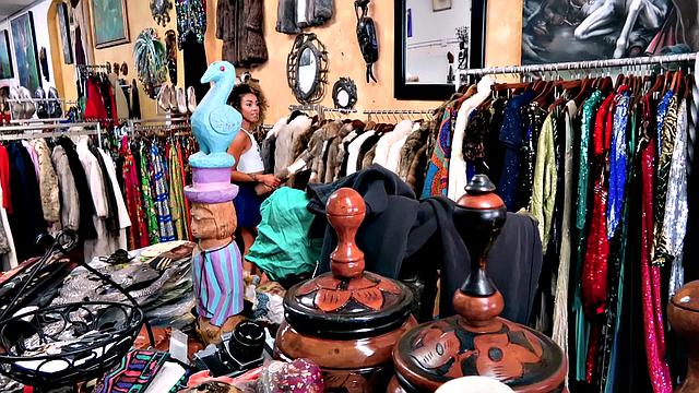 жаркая мулатка показывает грудь за деньги и получает огромный член в подсобке