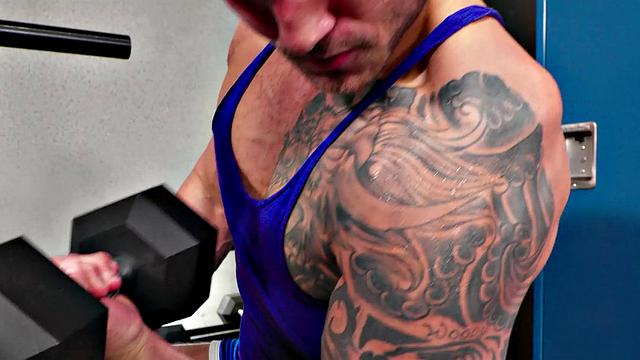 смотри, как два качка жарят мужика в душе втроем