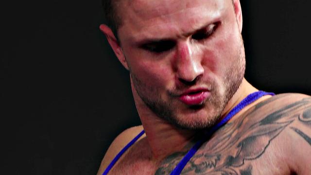 смотри, как два качка жарят мужика в душе втроем