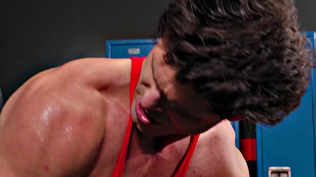 смотри, как два качка жарят мужика в душе втроем