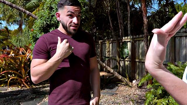 Сочная малышка проглотила BWC и не просит пощады для мокрой киски