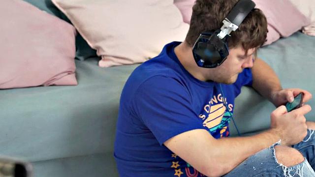 21yo backpacking babe assfucked by owner in her tight ass.