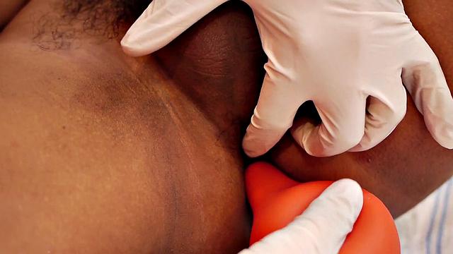 японский твинг смеётся, когда врач забывает перчатки на приёме