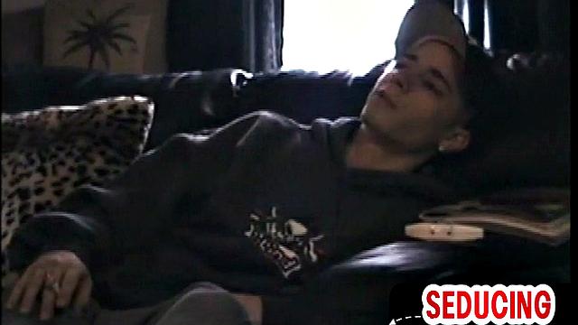 домашний твинг глубоко сосёт у зрелого папика и жадно глотает сперму