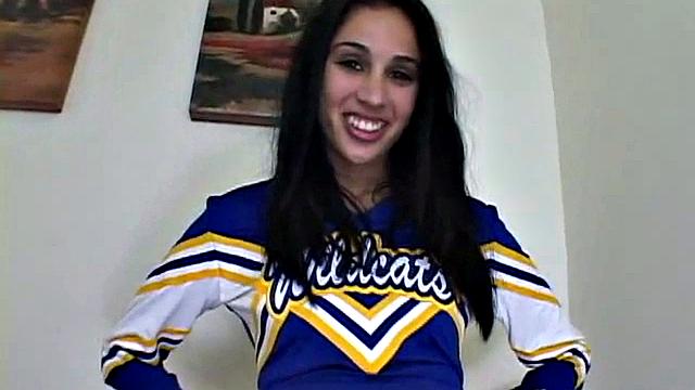 ясмин в костюме чирлидерши разносит киску пальцами и смеется над зрителем