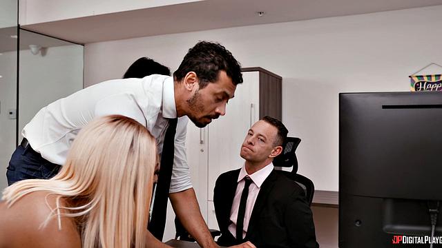 Мона Азар и Эйвери Джейн грабят офис и трахаются с Алексом Джонсом на столе босса в стиле грубого трио с аналом и лицомкеем.