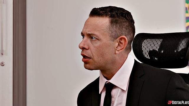 Мона Азар и Эйвери Джейн грабят офис и трахаются с Алексом Джонсом на столе босса в стиле грубого трио с аналом и лицомкеем.