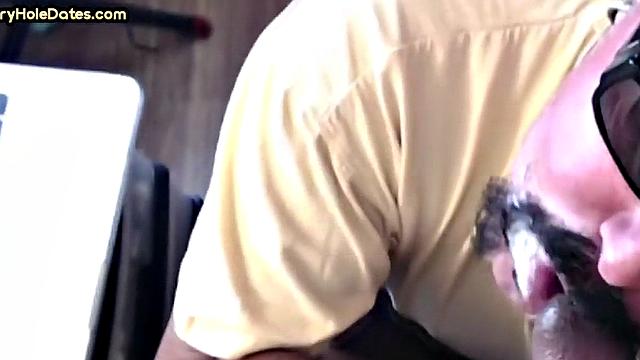Зрелый мужик сосёт член в глори-холе на домашнем видео