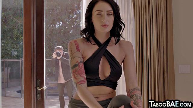 Татуированная красотка с огромными сиськами трахается с парнем на кровати, страсть зашкаливает.