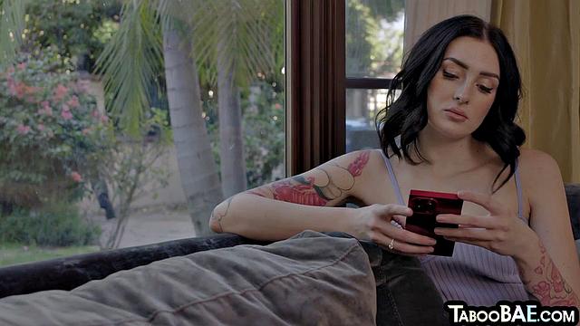 Татуированная красотка с огромными сиськами трахается с парнем на кровати, страсть зашкаливает.