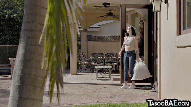 Татуированная красотка с огромными сиськами трахается с парнем на кровати, страсть зашкаливает.