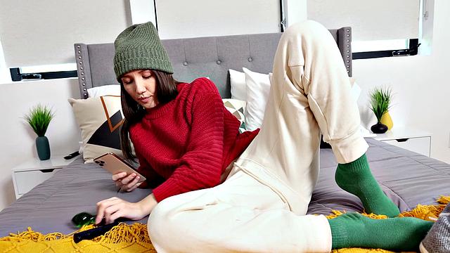 майя балует себя анальным подарком в канун праздников