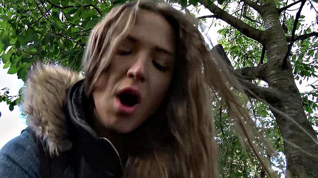 вечериночная стерва трахает случайного парня на озере