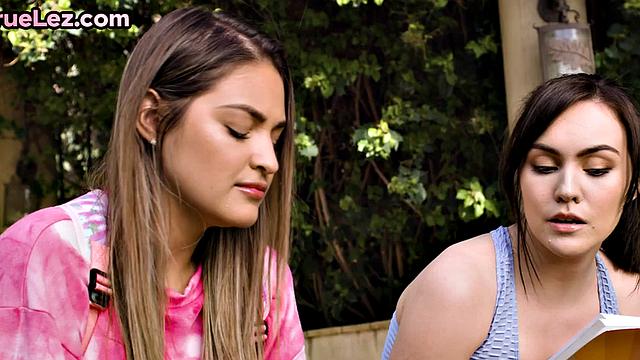 две лесбиянки разыгрались: пальцы и язык вместо игрушек, ну а что ещё нужно