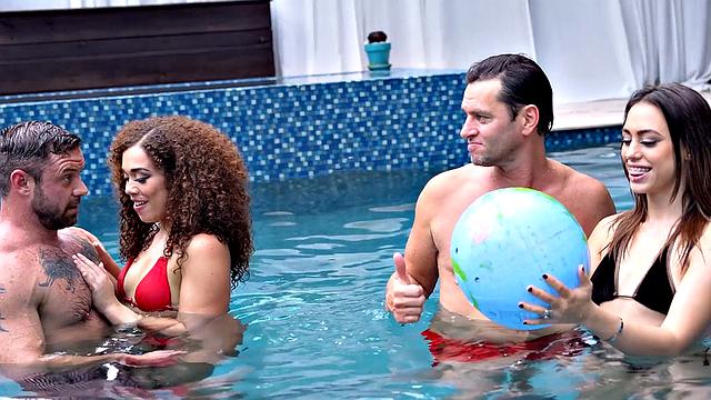 жаркая свингер-вечеринка: шикарные телки меняются парнями и глотают сперму