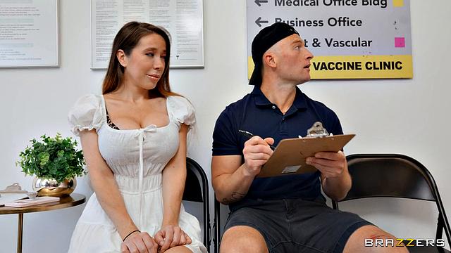 Ария Ли и Лулу Чу вместе соблазняют Зака Уайлда в кабинете, страстно обслуживая его член и лицо, пока его девушка ничего не подозревает за дверью.