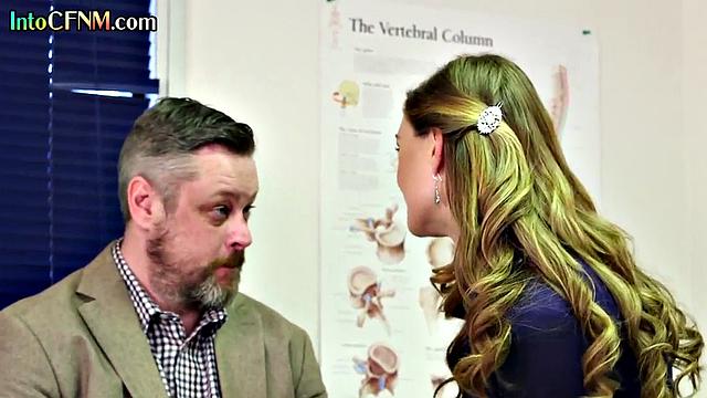 Три медсестры дрочат пухлому мужику с маленьким членом в палате.