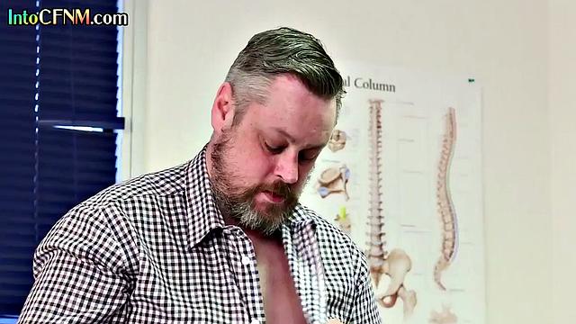 Три медсестры дрочат пухлому мужику с маленьким членом в палате.