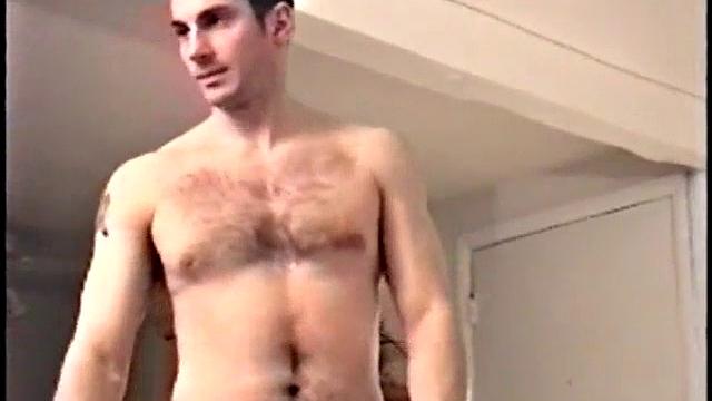 Джанни дрочит свой член и мощно кончает