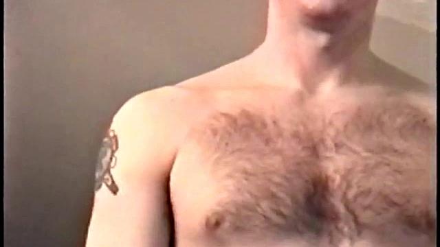 Джанни дрочит свой член и мощно кончает