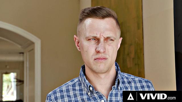 Татуированная Chantal Danielle жадно катается на большом члене Alex Mack в страстном семейном сексе на камеру.