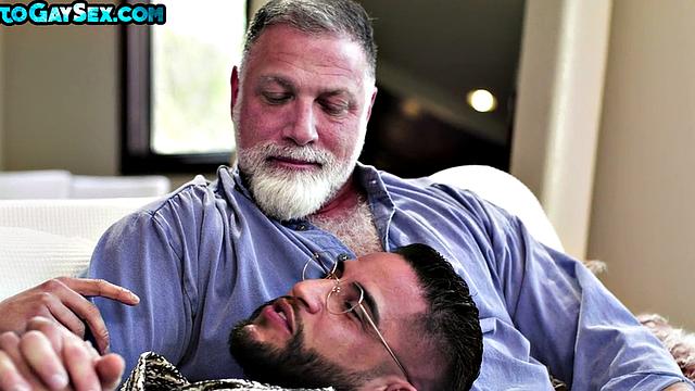 татуированный мачо в тройничке с парнем и зрелым папиком