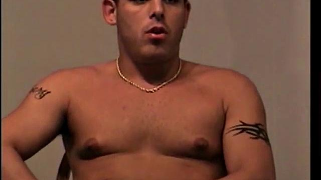 Стрейт Этан дрочит мощный член для геев, сперма льется рекой.